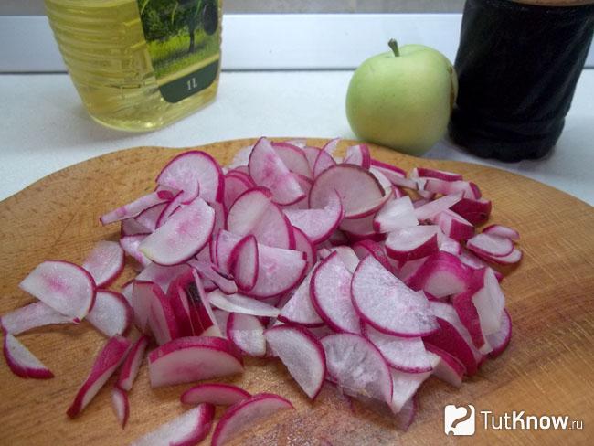 Редис нарезан полукольцами