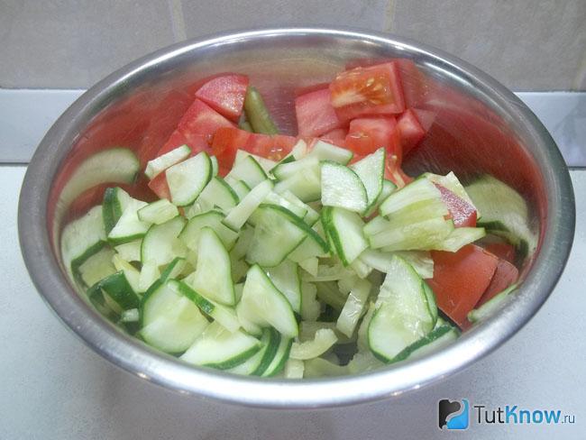 Огурцы нарезаны полукольцами
