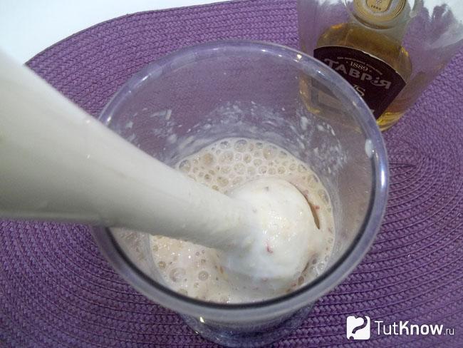 Готовый смузи с топленым молоком, персиками и овсяными хлопьями