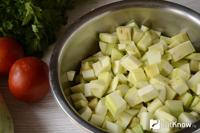 Миска с нарезанными кабачками