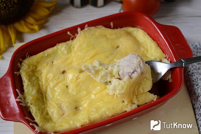 Готовый пирог с кабачками и фрикадельками крупным планом