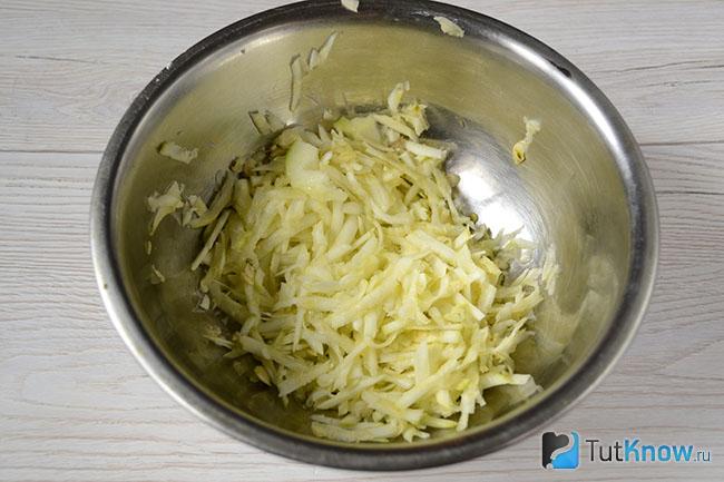 Миска с тертыми кабачками