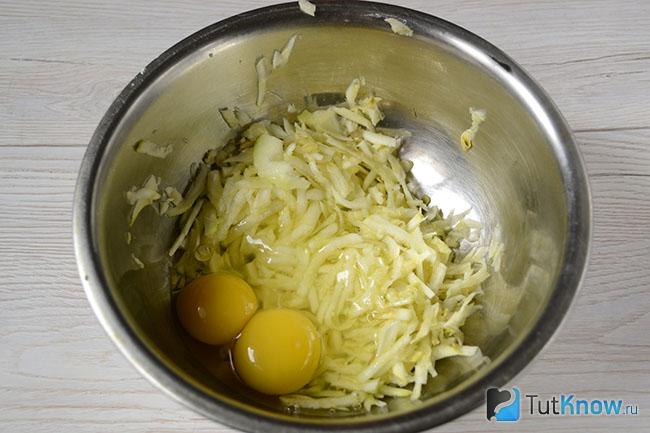Яйца добавлены к тёртым кабачкам