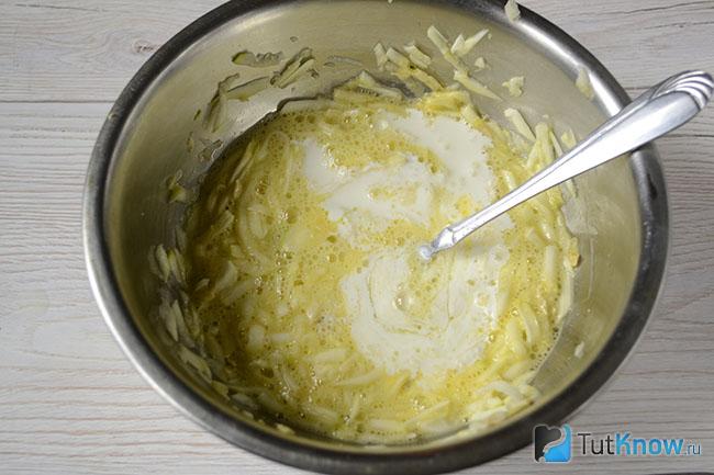 Тёртые кабачки перемешаны с яйцами и сметаной