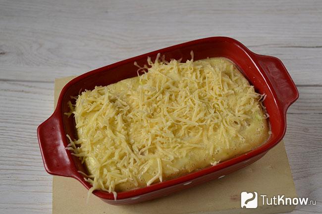 Тёртый сыр поверх кабачкового пирога