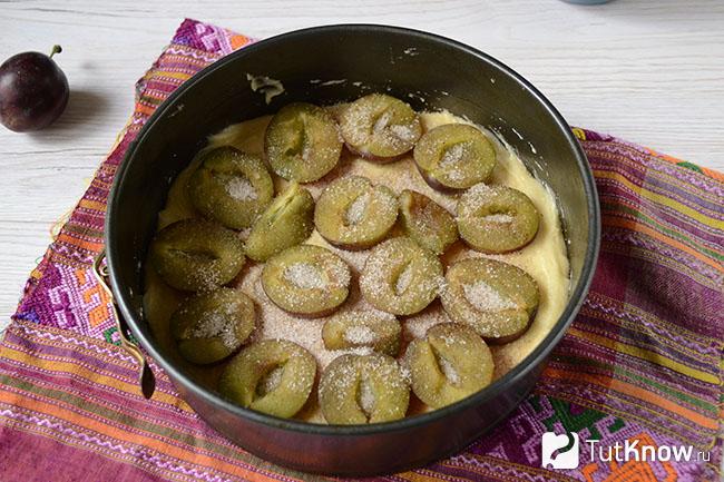 Половинки слив посыпаны сахаром