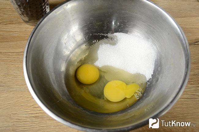 Сахар, яйца, соль и растительное масло в одной миске
