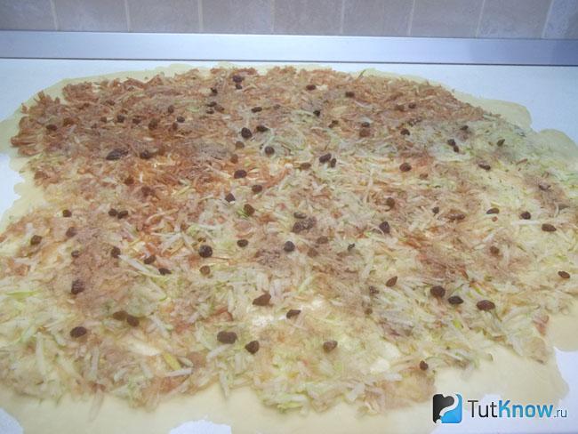 К начинке добавлен изюм, сахар и молотая корица