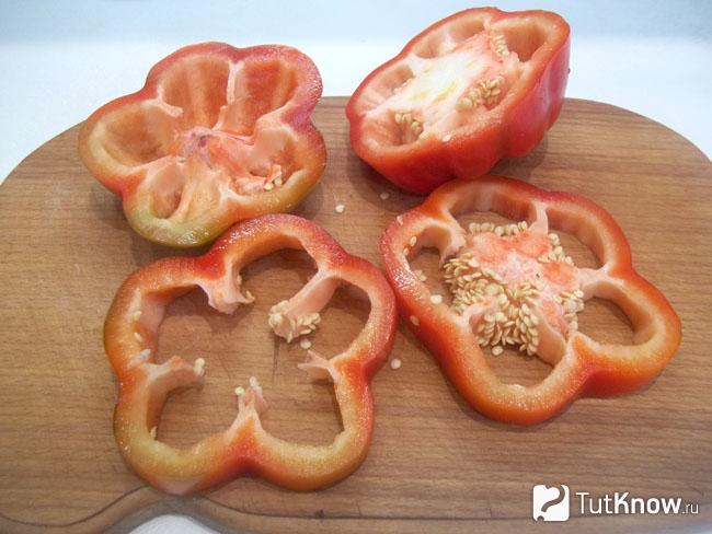 Перец нарезан кольцами