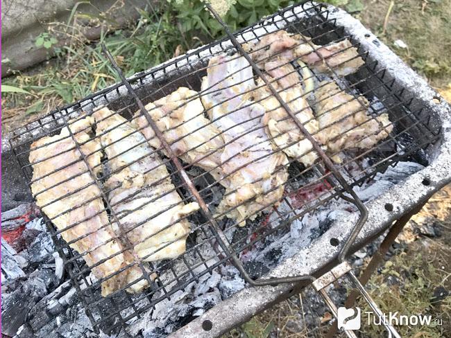Баранина печется на мангале