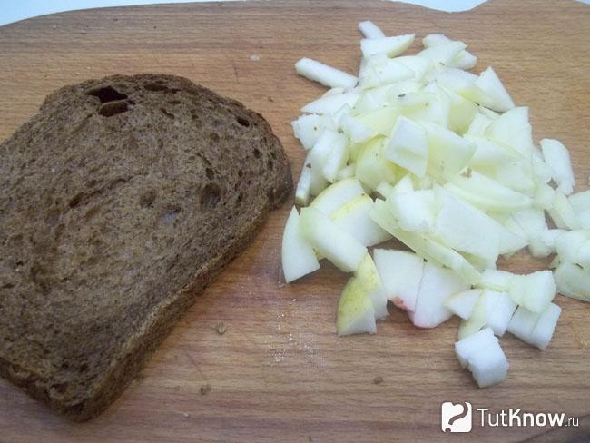 Яблоки нарезаны мелкими кусочками