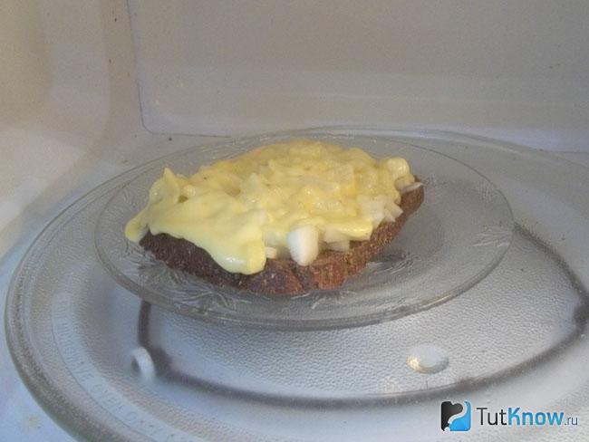 Готовые горячие бутерброды с яблоками и сыром приготовленный в микроволновке