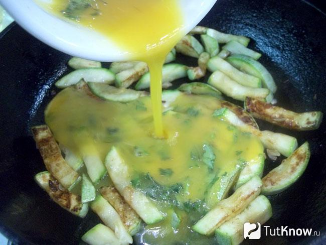 Кабачки залиты яичной массой