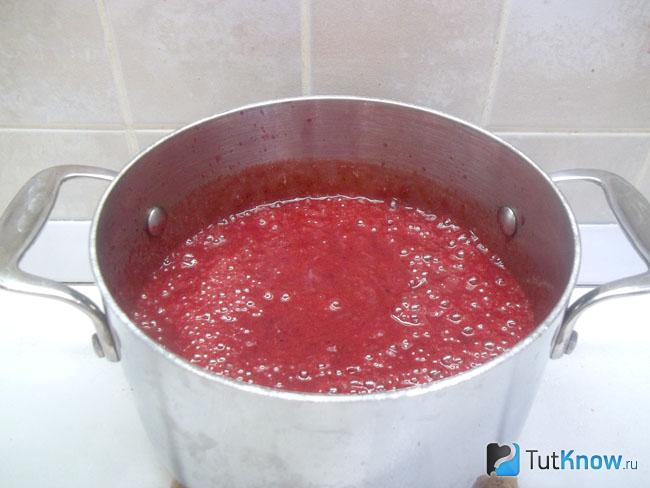 Пюре из слив рецепты. 1536697135 8. Пюре из слив рецепты фото. Пюре из слив рецепты-1536697135 8. картинка Пюре из слив рецепты. картинка 1536697135 8. Сливы обычно вызревают в большом количестве. Закрутив с ними баночки с компотами, вареньями и джемами, хозяйки задаются вопросом «что еще приготовить из слив на зиму?». Предлагаю хорошее решение — пюре из слив с сахаром без стерилизации. Этот нежный и сладкий десерт будет по достоинству оценен домочадцами. Помимо этого такое домашнее пюре составит достойную конкуренцию готовым магазинным пюре.