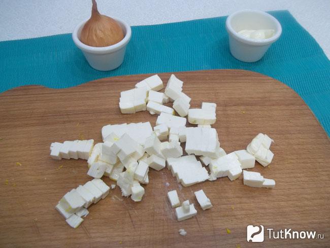 Плавленый сыр нарезан кубиками