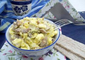 Грибной салат с сыром, луком и яйцами