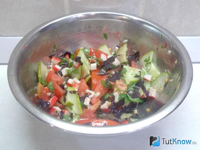 Готовый салат с помидорами, огурцами и крабовыми палочками