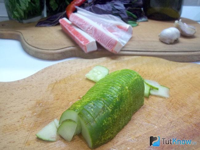 Помидоры нарезаны полукольцами