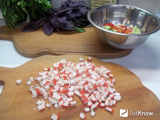 Крабовые палочки нарезаны кубиками