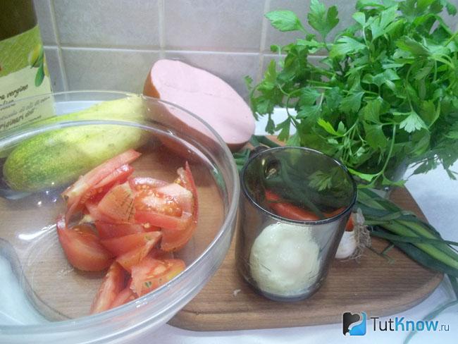 Помидоры нарезаны дольками