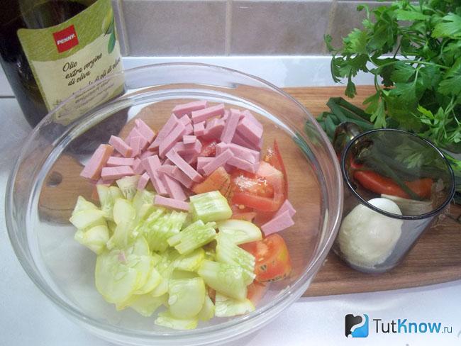 Колбаса нарезана дольками