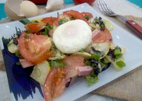 Салат с помидорами, колбасой и яйцом-пашот