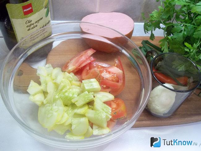 Огурцы нарезаны полукольцами