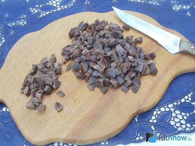 суп с куриными сердечками и помидорами. 1536780808 7. суп с куриными сердечками и помидорами фото. суп с куриными сердечками и помидорами-1536780808 7. картинка суп с куриными сердечками и помидорами. картинка 1536780808 7. Сердечки разрезаем пополам вдоль, хорошо промываем. Кладем сердечки в кастрюлю, заливаем 1,8-2 л холодной воды, после закипания накрываем, ставим небольшой огонь и варим до мягкости. Время (от 15-20 до 50-60 минут) зависит от качества сердечек (заморожены были или нет).
