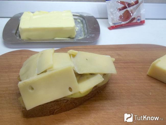 На яблоки выложены кусочки сыра