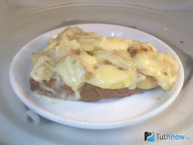 Готовый сладкий тост с карамелизированными яблоками и сыром