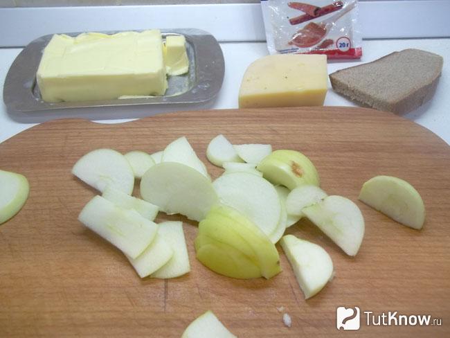 Яблоки нарезаны дольками