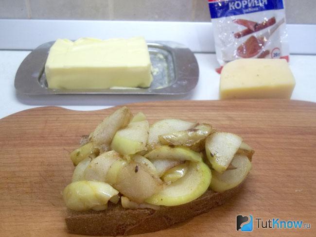 Жаренные яблоки выложены на ломтик хлеба