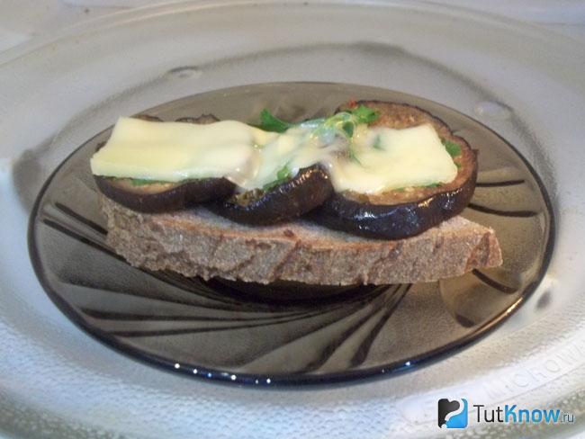 Готовые тосты с баклажанами, сыром и зеленью