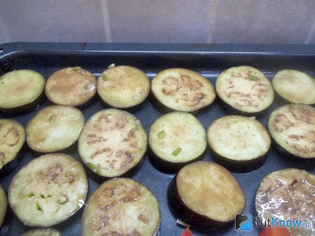 Баклажаны нарезаны кольцами и отправлены в духовку