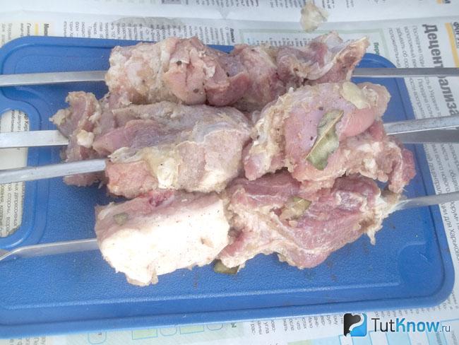 Мясо нанизано на шампур