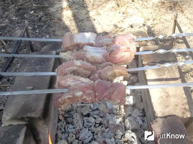 Мясо отправлено жариться на угли