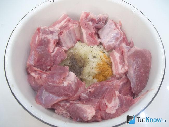 Ребрышки нарезаны кусочками и добавлены к луку