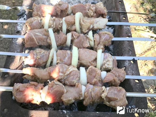 маринад для шашлыка в луковом соке. 1536941305 11. маринад для шашлыка в луковом соке фото. маринад для шашлыка в луковом соке-1536941305 11. картинка маринад для шашлыка в луковом соке. картинка 1536941305 11. Секретов приготовления вкусного шашлыка огромное множество. Одни рекомендуют для сочности выбрать правильный маринад, другие настаивают на использовании качественного охлажденного мяса, которое предварительно не замораживалось.
