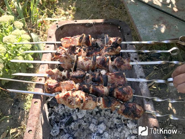 маринад для шашлыка в луковом соке. 1536941331 12. маринад для шашлыка в луковом соке фото. маринад для шашлыка в луковом соке-1536941331 12. картинка маринад для шашлыка в луковом соке. картинка 1536941331 12. Секретов приготовления вкусного шашлыка огромное множество. Одни рекомендуют для сочности выбрать правильный маринад, другие настаивают на использовании качественного охлажденного мяса, которое предварительно не замораживалось.