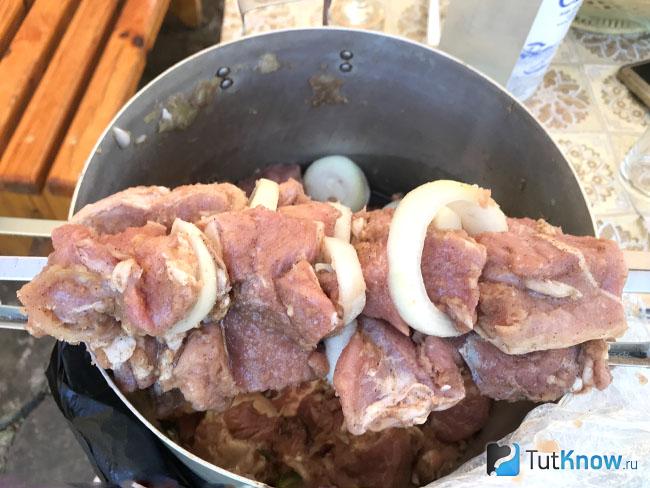 маринад для шашлыка в луковом соке. 1536941355 10. маринад для шашлыка в луковом соке фото. маринад для шашлыка в луковом соке-1536941355 10. картинка маринад для шашлыка в луковом соке. картинка 1536941355 10. Секретов приготовления вкусного шашлыка огромное множество. Одни рекомендуют для сочности выбрать правильный маринад, другие настаивают на использовании качественного охлажденного мяса, которое предварительно не замораживалось.