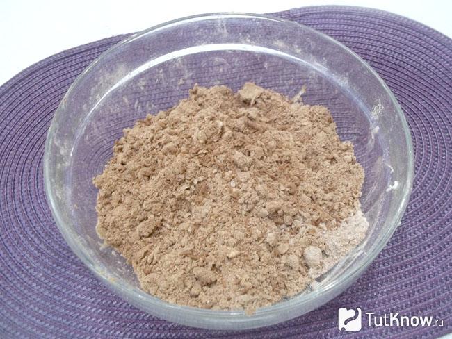 Из муки и масла приготовлена сухая крошка