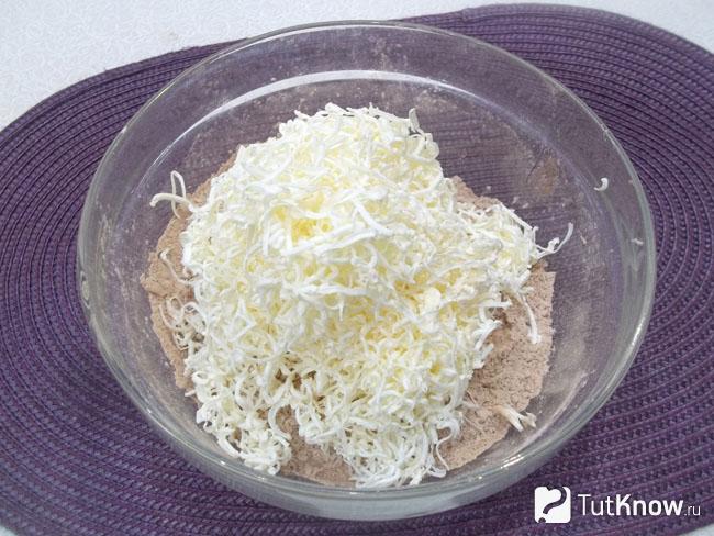 Масло натерто на терке и добавлено к сухим продуктам