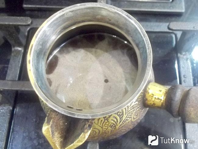 В турку налита вода
