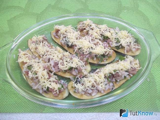 Фарш присыпан сырной стружкой