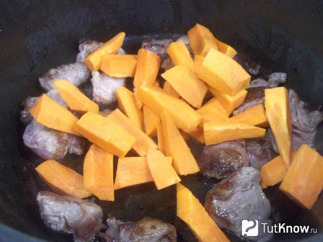 К мясу добавлена морковь