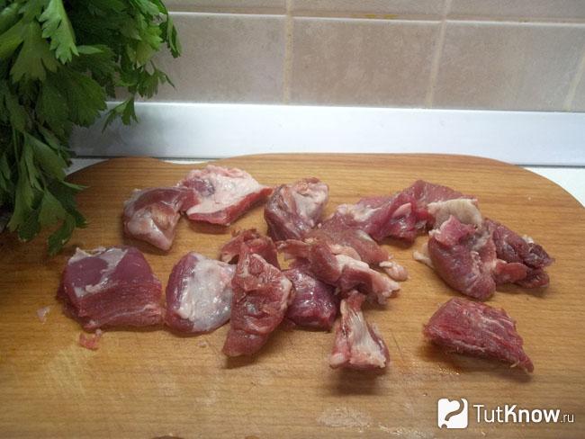 Мясо нарезано кусочками