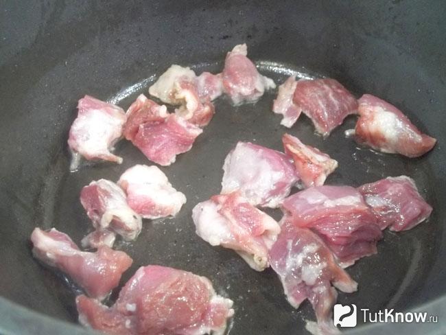 Мясо жарится