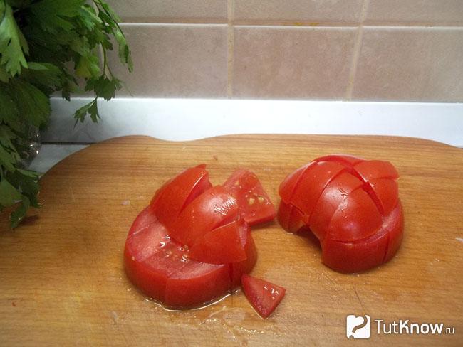 Помидоры нарезаны кубиками