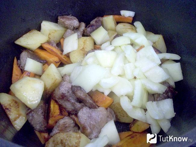 К мясу с морковью добавлен картофель и перец