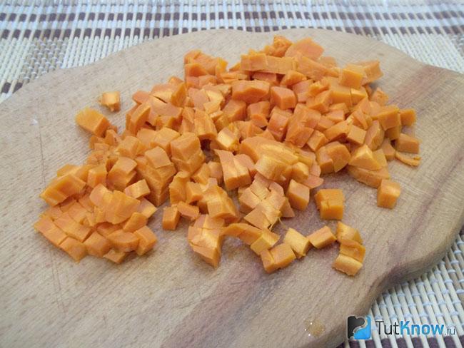 Морковь нарезана кубиками